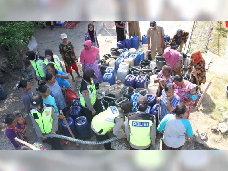 Peringati HUT Polwan ke-71, Polwan Polres Bojonegoro Bagikan Air Bersih