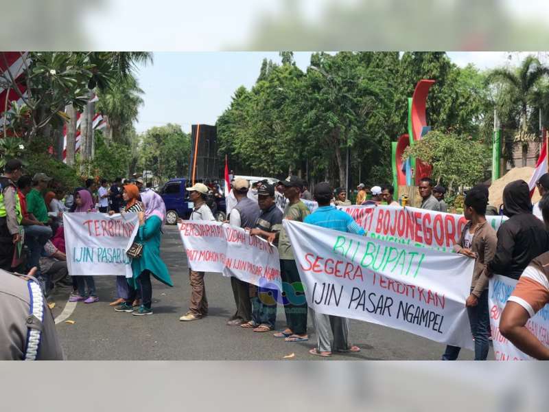 Gelar Unras, Warga Tuntut Bupati Bojonegoro Terbitkan Ijin Pembangunan Pasar Desa Ngampel