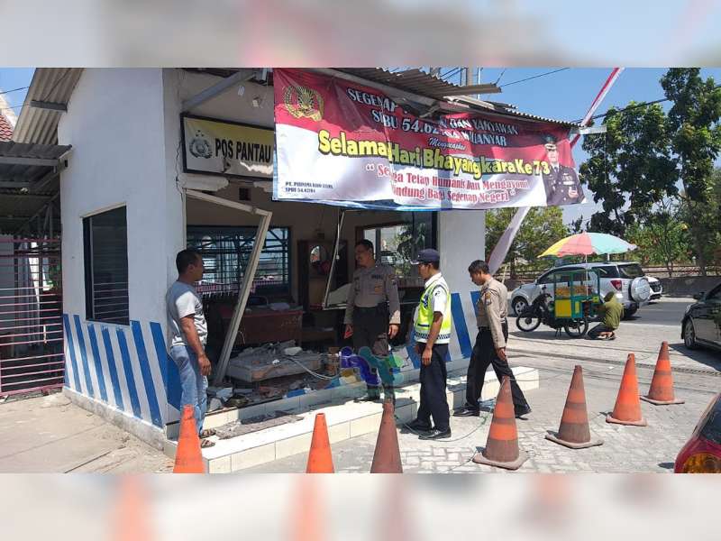 Diduga Rem Blong, Bus Dali Jaya Tabrak Pos Polisi di Area SPBU Kalianyar Bojonegoro