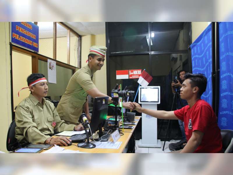 Anggota Polantas di Bojonegoro Tampil Kenakan Baju Ala Pejuang Kemerdekaan