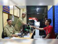 Anggota Polantas di Bojonegoro Tampil Kenakan Baju Ala Pejuang Kemerdekaan