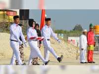 Khoirin dari Desa Bandungrejo, Pengibar Bendera Peringatan HUT RI di Lapangan Proyek Gas JTB
