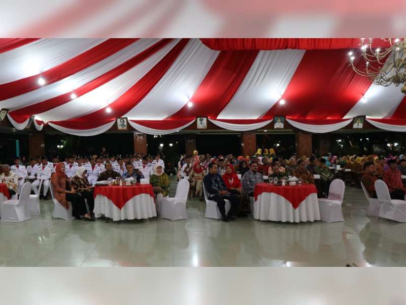 Resepsi HUT Kemerdekaan RI, Wakil Bupati Bojonegoro Serahkan Sejumlah Penghargaan