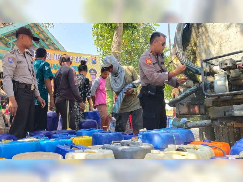 Kekeringan Masih Landa Sejumlah Wilayah di Bojonegoro, Polisi Beri Bantuan Air Bersih