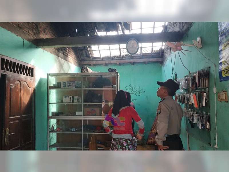Diduga Akibat Korsleting Listrik, Atap Rumah Milik Warga Gayam Bojonegoro Terbakar