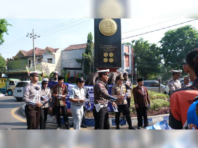 Kapolres Bojonegoro Bersama Forkopimda Bagikan Brosur Sosialisasi Operasi Patuh 2019