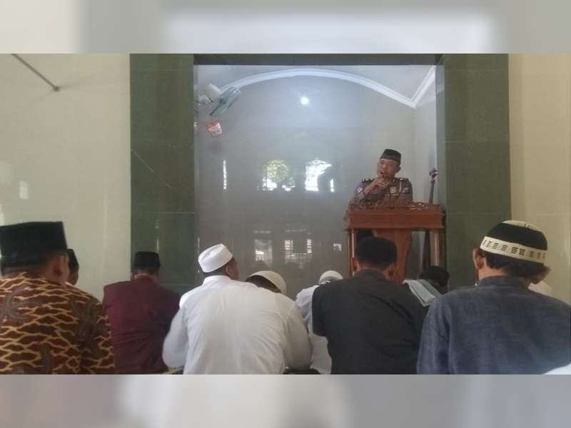 Polres Bojonegoro Sosialisasikan Keselamatan Berlalu Lintas Melalui Khotbah Jumat