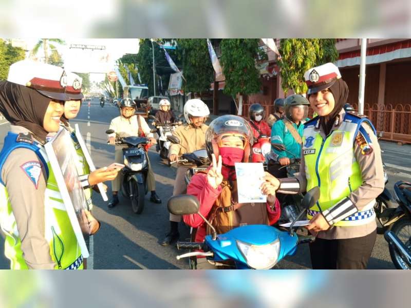 Ajak Masyarakat Peduli Keselamatan, Sat Lantas Polres Blora Bagikan Pamflet
