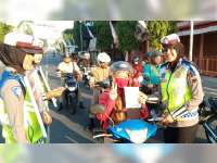 Ajak Masyarakat Peduli Keselamatan, Sat Lantas Polres Blora Bagikan Pamflet