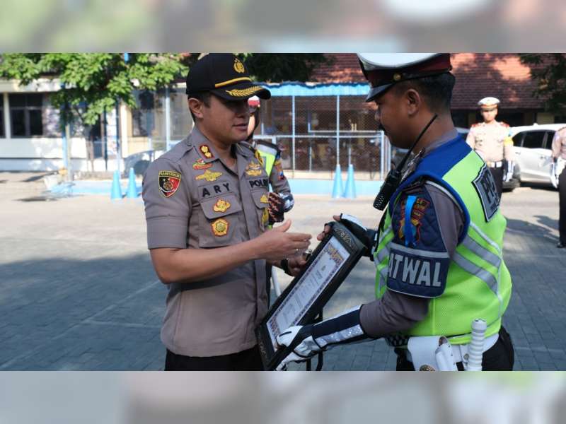 Polantas Bojonegoro Yang Periksa Mertua Saat Razia, Terima Penghargaan dari Kapolres