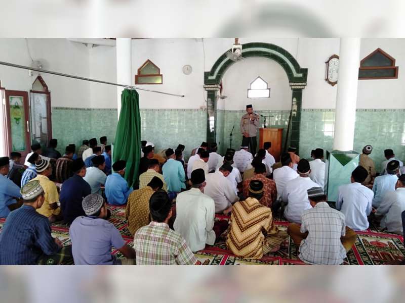 Musim Paceklik, Polisi di Bojonegoro ini Beri Pesan Kamtibmas Pada Jemaat Salat Jumat