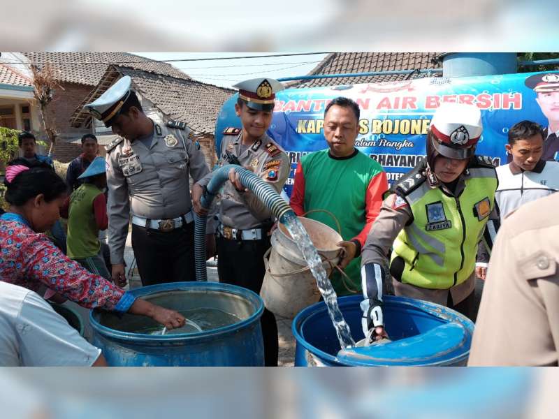 Sat Lantas Polres Bojonegoro Salurkan Bantuan Air Bersih pada Warga di Ngasem