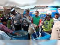 Sat Lantas Polres Bojonegoro Salurkan Bantuan Air Bersih pada Warga di Ngasem