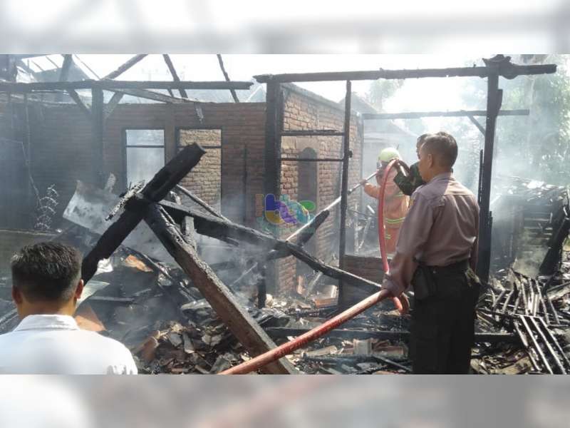 Diduga Akibat Selang Elpiji Bocor, 3 Rumah Warga Kedungadem Bojonegoro Terbakar