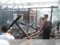 Diduga Akibat Selang Elpiji Bocor, 3 Rumah Warga Kedungadem Bojonegoro Terbakar