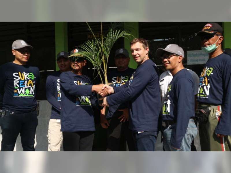 Masyarakat dan Karyawan EMCL Berbaur dalam Kerja Bakti Sukarelawan di Desa Manukan