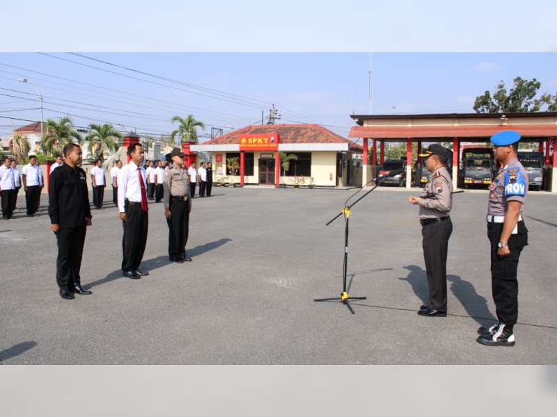 Kapolres Blora Beri Penghargaan 3 Anggota Teladan