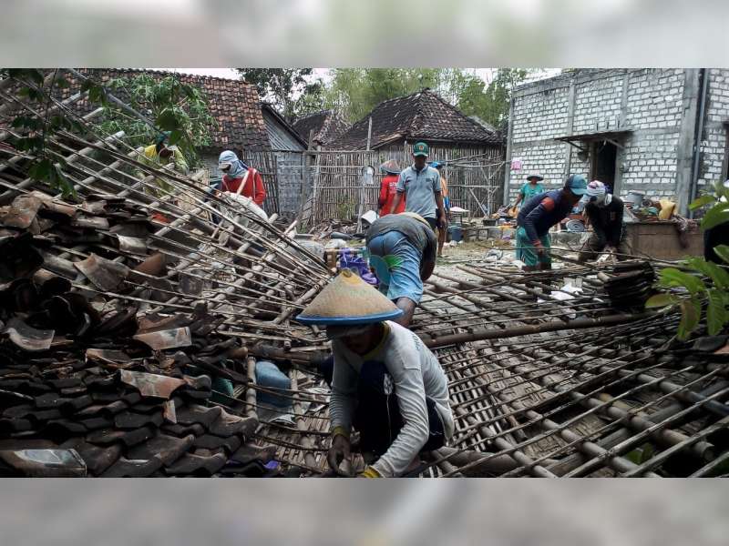 Diduga Karena Lapuk, Rumah Warga Balen Bojonegoro Roboh