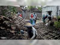 Diduga Karena Lapuk, Rumah Warga Balen Bojonegoro Roboh