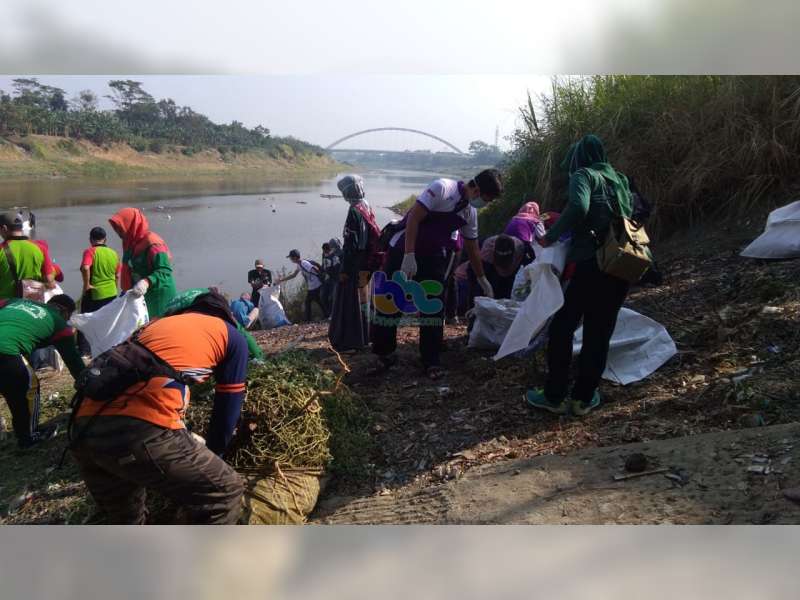 Peringati World Cleanup Day, Relawan di Bojonegoro Bersih-Bersih Sungai Bengawan Solo
