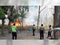 Semak Belukar Hutan Jati di Padangan Bojonegoro Terbakar