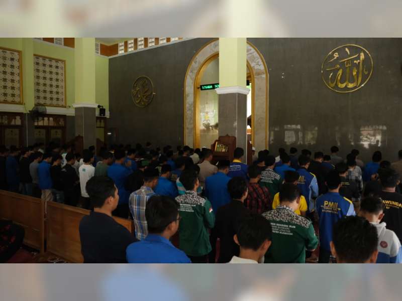 Usai Gelar Aksi Damai, Mahasiswa dan Polisi di Bojonegoro Laksanakan Salat Gaib Berjamaah