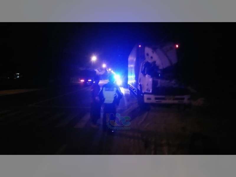 Truk Boks Muatan Air Mineral di Kalitidu Bojonegoro, Tabrak Truk Tronton Yang Sedang Parkir