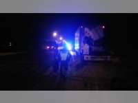 Truk Boks Muatan Air Mineral di Kalitidu Bojonegoro, Tabrak Truk Tronton Yang Sedang Parkir