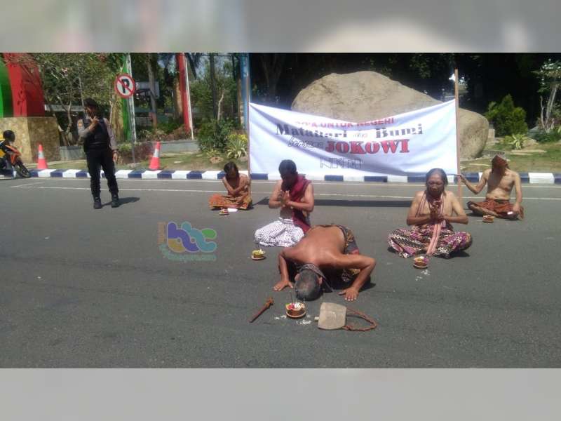5 Orang Seniman di Bojonegoro Gelar Aksi Teatrikal, Doa untuk Negeri