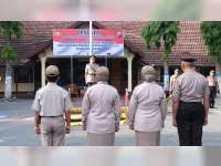 Anggota Polri dan PNS Polres Bojonegoro Terima SK Kenaikan Pangkat