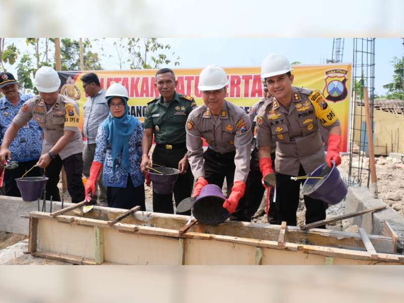 Kapolres Bojonegoro Laksanakan Peletakkan Batu Pertama Pembangunan Polsek Ngasem