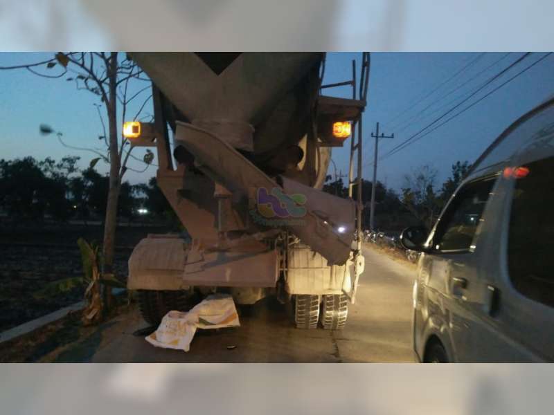 Motor Terlindas Truk di Gayam Bojonegoro, Nenek Pengendara Motor Selamat