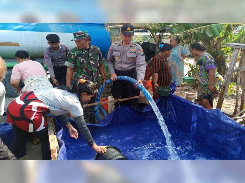 Polsek Ngasem Bojonegoro, Bantu Salurkan Air Bersih Bantuan Gubernur Jawa Timur