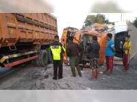 Diduga Mengantuk, Truk Boks Tabrak Truk Tronton di Kalitidu Bojonegoro, Kedua Pengemudi Luka-Luka