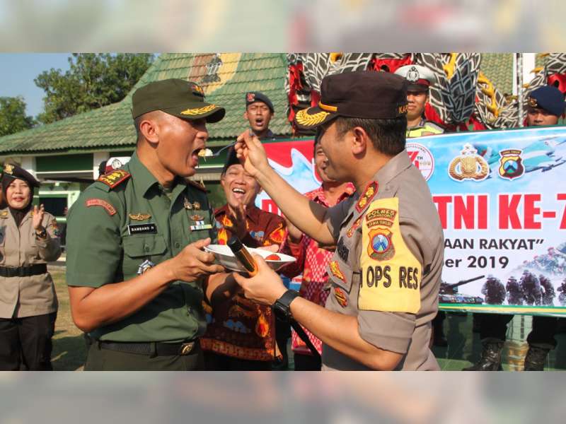 HUT TNI, Polres Bojonegoro Beri Kejutan ke Markas Kodim Bojonegoro
