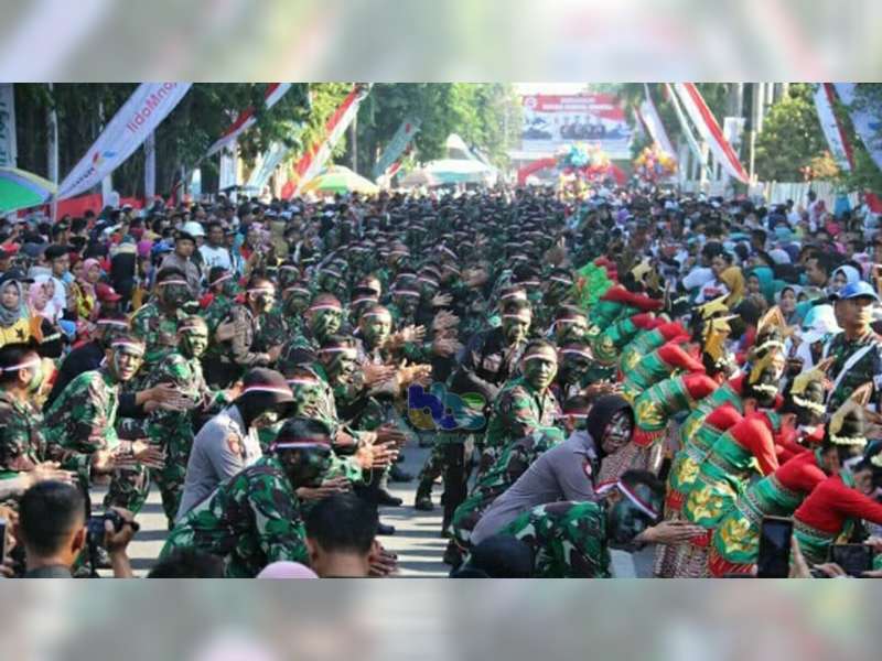 Tari Thengul Kolosal, Kolaborasi Anggota TNI dan Polri Meriahkan Peringatan HUT TNI di Bojonegoro
