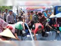 Kapolres Bojonegoro Salurkan Bantuan Air Bersih Untuk Warga Kepohbaru