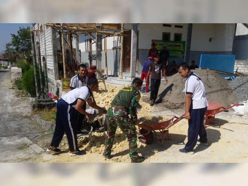 Anggota TNI dan Polri di Baureno Bojonegoro Gotong Royong Bangun TPQ