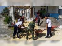 Anggota TNI dan Polri di Baureno Bojonegoro Gotong Royong Bangun TPQ