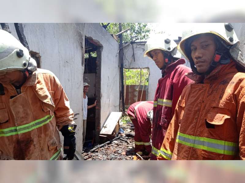 Rumah Warga Bojonegoro Terbakar, 2 Balita Berhasil Diselamatkan Petugas Damkar