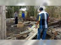 Kandang Milik Warga Tambakrejo Bojonegoro Roboh Diterjang Angin Kencang