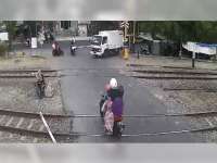 Viral! Emak-Emak di Bojonegoro Tabrak Palang Pintu Perlintasan Kereta Api Hingga Patah