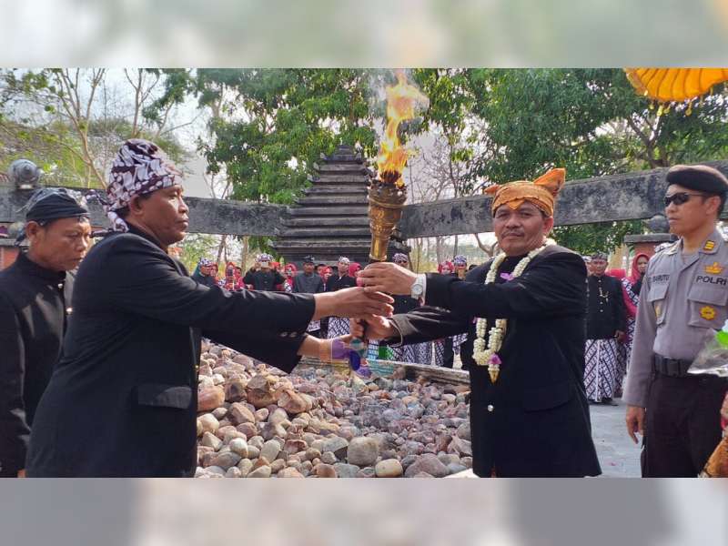 Grebeg Berkah Bojonegoro Diawali Prosesi Pengambilan Api 'Semangat' dari Khayangan Api 