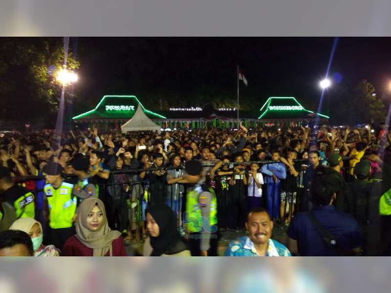 Ribuan Warga Hadiri Grebeg Berkah Bojonegoro, Rebutan Gunungan Kaya Praja