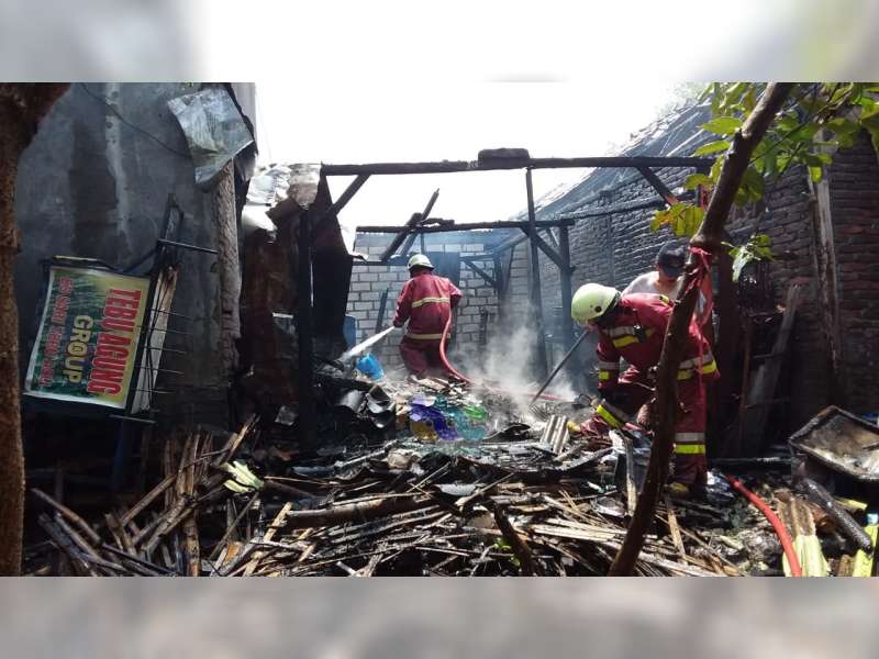 Diduga Akibat Korsleting Listrik, 3 Rumah Warga Baureno Bojonegoro Terbakar