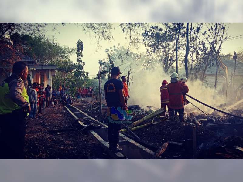 Ditinggal Pergi Pemiliknya, Rumah Pengepul Rongsokan di Kanor Bojonegoro Ludes Terbakar