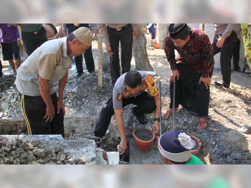 Kapolres Bojonegoro Letakkan Batu Pertama Pembangunan Musala Darussalam Desa Pacul