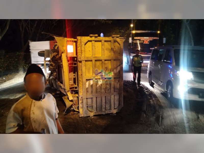 Terguling Akibat As Patah, Truk Muatan Pasir di Balen Bojonegoro Ditabrak Daihatsu Ayla