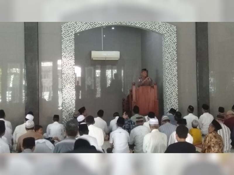 Sat Lantas Polres Bojonegoro Ajak Jemaah Salat Jumat Tertib Berlalu Lintas