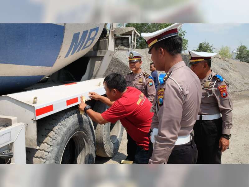 Minimalisir Kecelakaan Lalu-Lintas, Polres Bojonegoro Tempel Stiker pada Truk Muatan